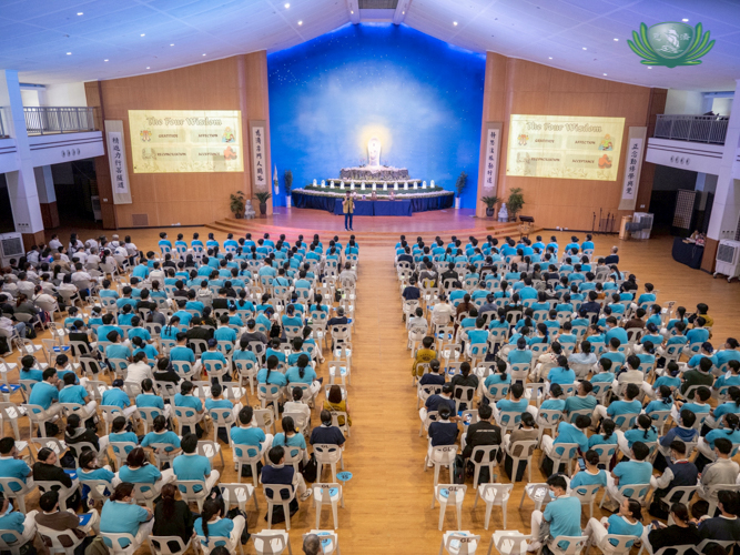 Scholars, volunteers, medical beneficiaries, and scholar alumni gather at Jing Si Hall for the fifth Humanities Class and fourth Charity Day of the Tzu Chi Foundation. 