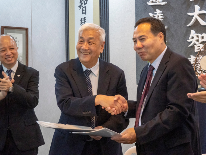 Tzu Chi Philippines CEO Henry Yuñez and property representative attorney-in-fact Rong Mou Lou shake hands during the signing of usufruct agreement that grants the free use of Tzu Chi Pampanga office, located at 105 Mitchell Avenue, Balibago, Angeles City, for a minimum of 25 years. 【Photo by Matt Serrano】