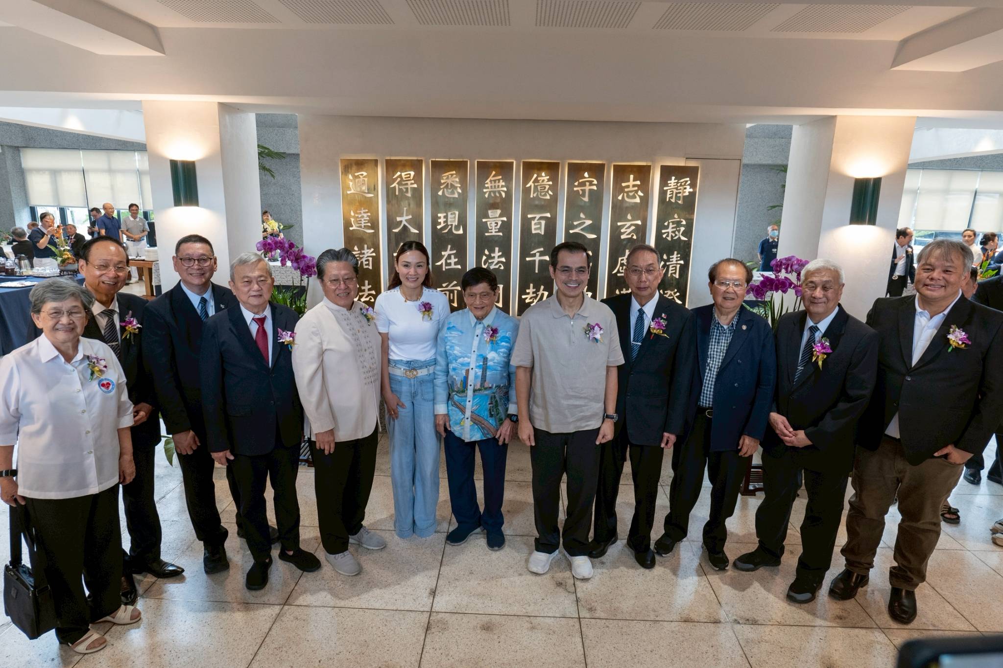 (From left) Kaisa Para sa Kaunlaran Inc. President Teresita Ang See, Tzu Chi Bicol volunteer Antonio Tan, Tzu Chi Zamboanga OIC and Deputy CEO Dr. Anton Mari Lim, 許氏副理事長 許金鑛, Federation of Filipino-Chinese Chambers of Commerce and Industry Immediate Past President Dr. Cecilio Pedro, Manila City Vice Mayor Hon. Angela Lei "Chi" Atienza, architect and urban planner Felino “Jun” Palafox Jr., Manila City Mayor Hon. Francisco "Isko" Moreno Domagoso, Ambassador Francis Chua, 商總副理事長呂安盾, Tzu Chi Philippines CEO Henry Yuñez, and Manila City Councilor Jefferson Lau. 