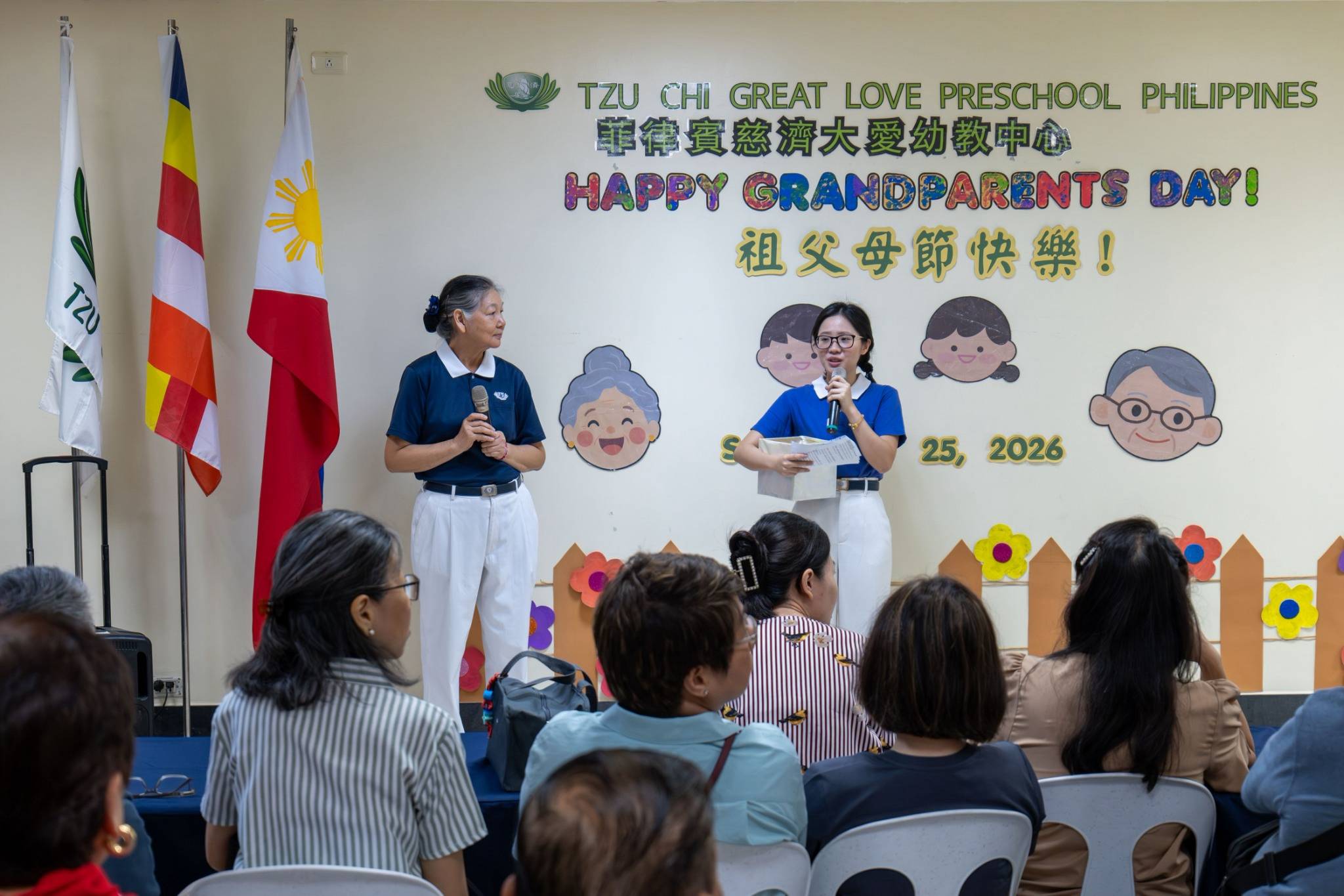 Tzu Chi volunteer Helen Cho (left) and Tzu Chi Youth Sharon Chua hosted the event. 