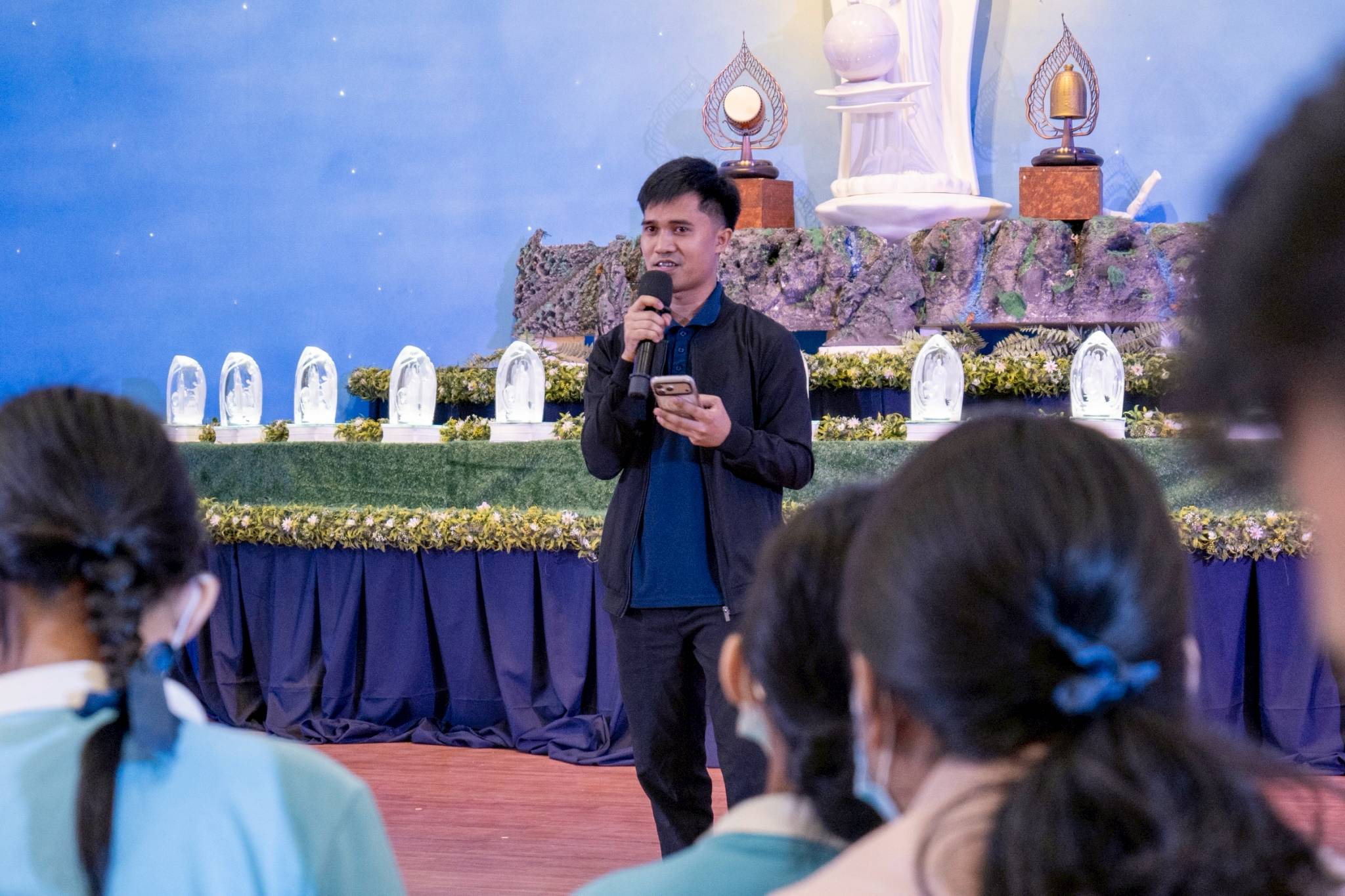 A guest speaker at the recent Humanities class, former Tzu Chi scholar Jaycee Cabiao inspires his young audience with his story of overcoming struggles in life to reach his dreams. 