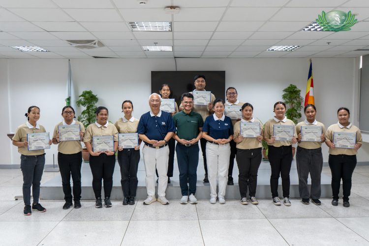 Merequiel Gallito (front row, second from right) poses with fellow caregiving batchmates and Tzu Chi volunteer James Cheng, Tzu Chi scholar alumnus Johniel Tuando, and Tzu Chi Education Committee Head Rosa So (fifth, sixth, and seventh from left) in a small gathering last November to recognize new scholars under Tzu Chi Foundation’s Technical-Vocational Program.  