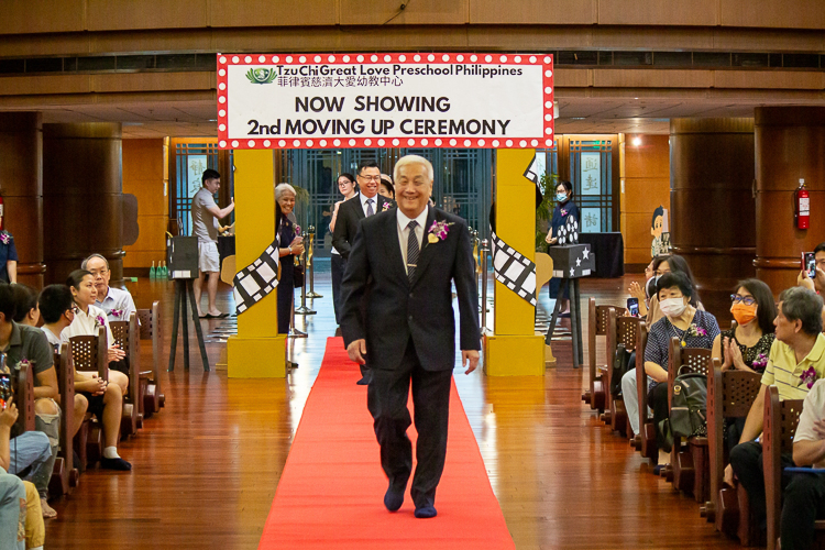Tzu Chi Philippines CEO Henry Yuñez leads Tzu Chi commissioners, teachers, and students in a Hollywood red carpet event-inspired second moving up ceremony of Tzu Chi Great Love Preschool Philippines.
