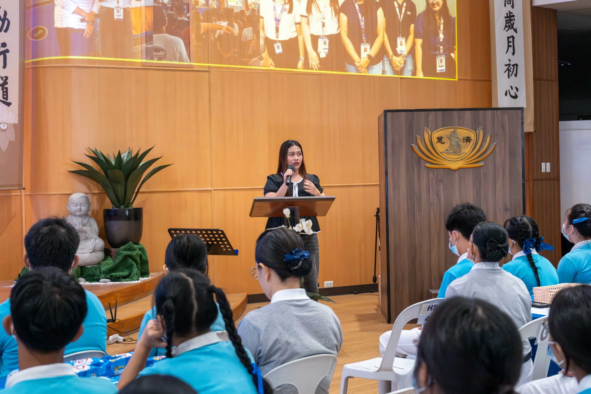 Once on the other side of the podium, Tzu Chi scholar alumna and former Tzu Chi Charity Department Social Welfare Officer Daniella Macogue gives an inspirational talk at the third Humanities class on October 11.