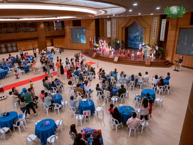 Families who supported their children filled Jing Si Hall to watch a series of their children’s performances.