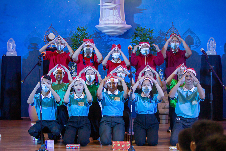 Tzu Chi scholars from Pamantasan ng Lungsod ng Maynila (PLM) at the Christmas Carol Contest 【Photo by Marella Saldonido】