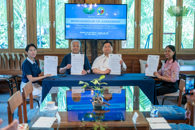 (From left) Tzu Chi Philippines Deputy CEO Woon Ng, Tzu Chi Philippines CEO Henry Yuñez, Philippines Orthopedic Center (POC) Medical Center Chief II Dr. Jose Brittanio Pujalte Jr., and POC Head of Medical Social Work Department Felicitas T. Zafranco, RSW, show signed MOAs between the humanitarian organization and hospital.