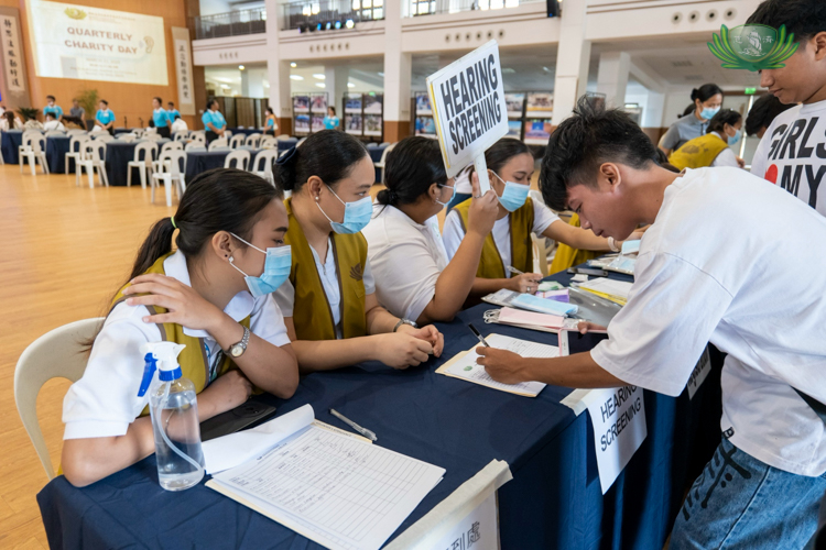 Before the start of Charity Day, Tzu Chi’s medical assistance beneficiaries sign up for a free hearing screening consult. 