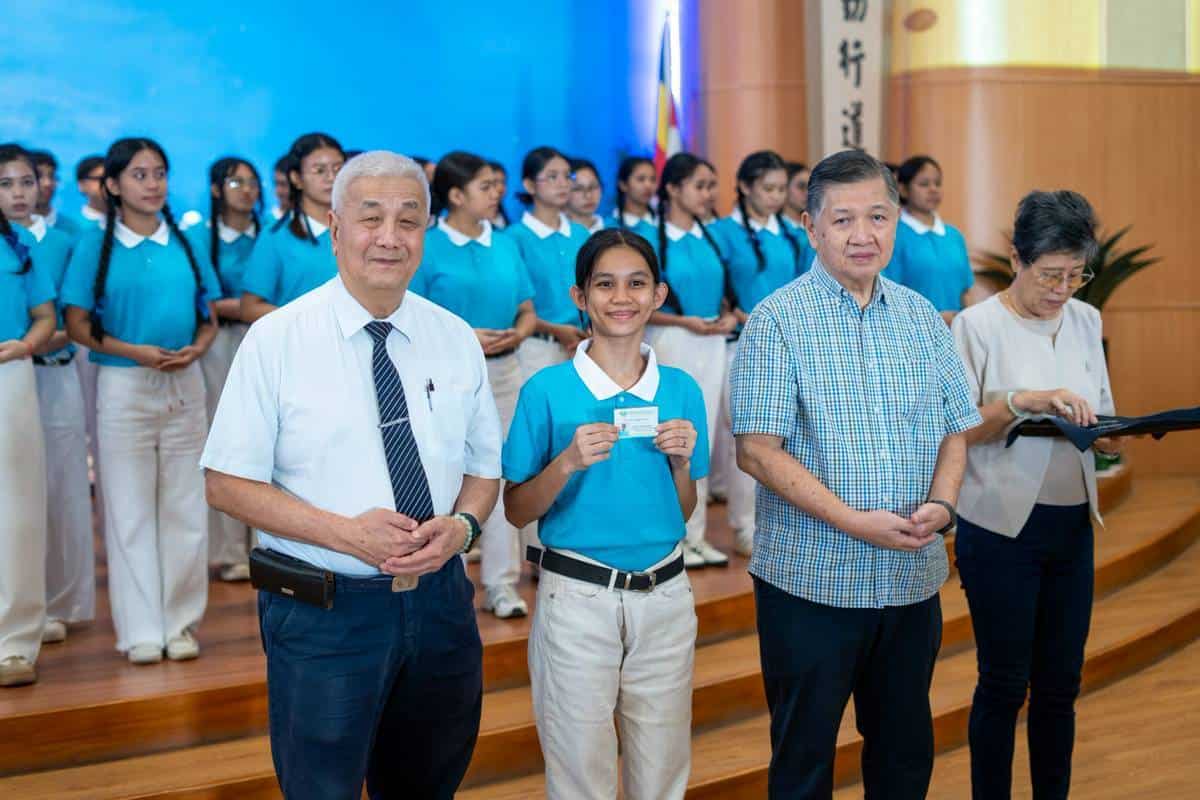 Cyrin Joy Dizon (second from left) receives her scholar ID from Tzu Chi Philippines CEO Henry Yuñez (first from left) and Neltex Development Co. Inc.’s Nelson and Betty Sy (third and fourth from left) at the awarding ceremony of new Tzu Chi scholars on September 13 at the Buddhist Tzu Chi Campus in Sta. Mesa, Manila. 