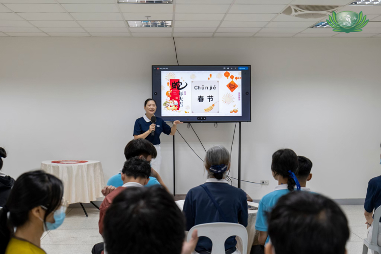 Every second Sunday of the month, Tzu Chi volunteers bring together Chinese school scholars for their monthly Chinese classes.