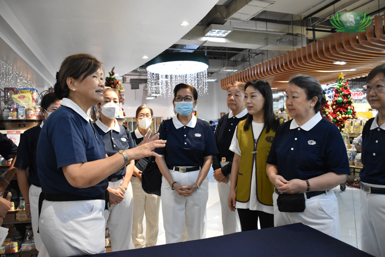 At the supermarket of Metro Market! Market! in Bonifacio Global City, Tzu Chi volunteer Molita Chua (left) briefs volunteers before they start inviting shoppers to donate to Cebu’s recovery. “No matter what the amount, even with spare change, you can help,” she said.