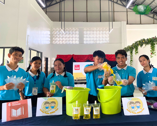 Tzu Chi Palo scholars made their own eco-enzyme dishwashing soap for “Project Lift,” a fundraising activity to help collect proceeds for their fellow scholars.