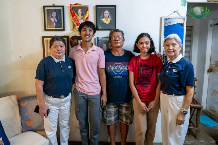 Tzu Chi Philippines’ first CEO Linda Chua (first from right) led a home visit at the Mañalac family’s residence in Barangay San Manuel, Tarlac City, on August 3. Together with volunteer Ruby Ang (first from left), she checked on beneficiary Lloyd Andrew Mañalac (second from left), who underwent surgery to correct Hirschsprung’s disease when he was baby. Dad Edmund and sister Fatima (third and fourth from left) welcomed volunteers into their home.