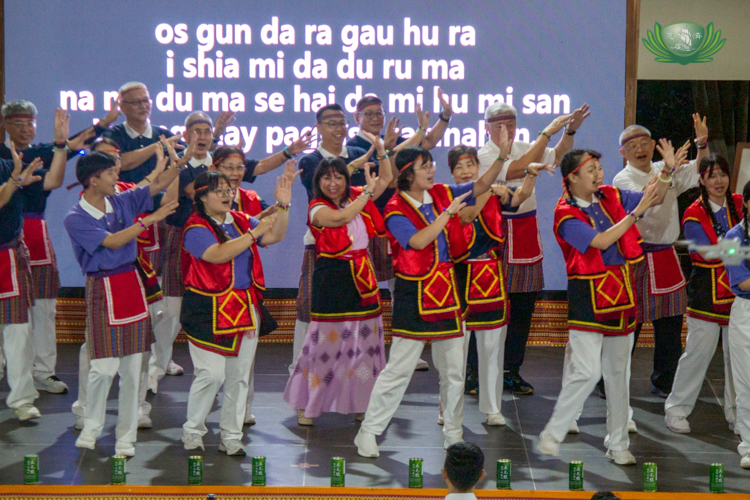 Zamboanga Sibugay Governor Dr. Ann Hofer, Tzu Chi Zamboanga OIC and Deputy CEO Dr. Anton Mari Lim, and Tzu Chi International Medical Association (TIMA) co-founding member Dr. Josefino “Jo” Qua join Tzu Chi Youth from Taiwan in a dance to the song “Beautiful Morning Light.”