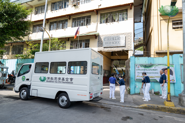 On January 22, Tzu Chi volunteers visited three schools in Sta. Cruz, Manila, to donate face masks.