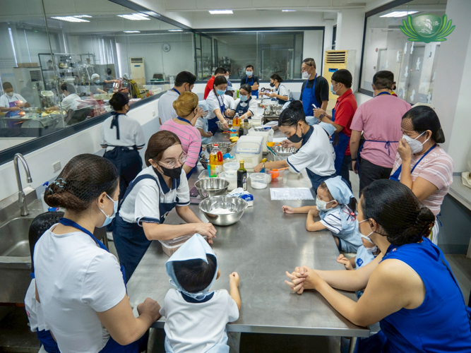 On December 4, enthusiastic preschoolers and their parents gathered at the bakery of the Buddhist Tzu Chi Campus in Sta. Mesa, Manila, for the school’s bake sale for a cause. 