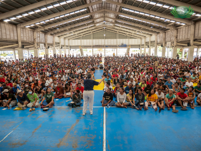 A Tzu Chi volunteer addresses beneficiaries from barangays Dumlog, Biasong, and Lawaan inside the Sisters of Mary Girlstown gymnasium in Talisay City during the relief operation.