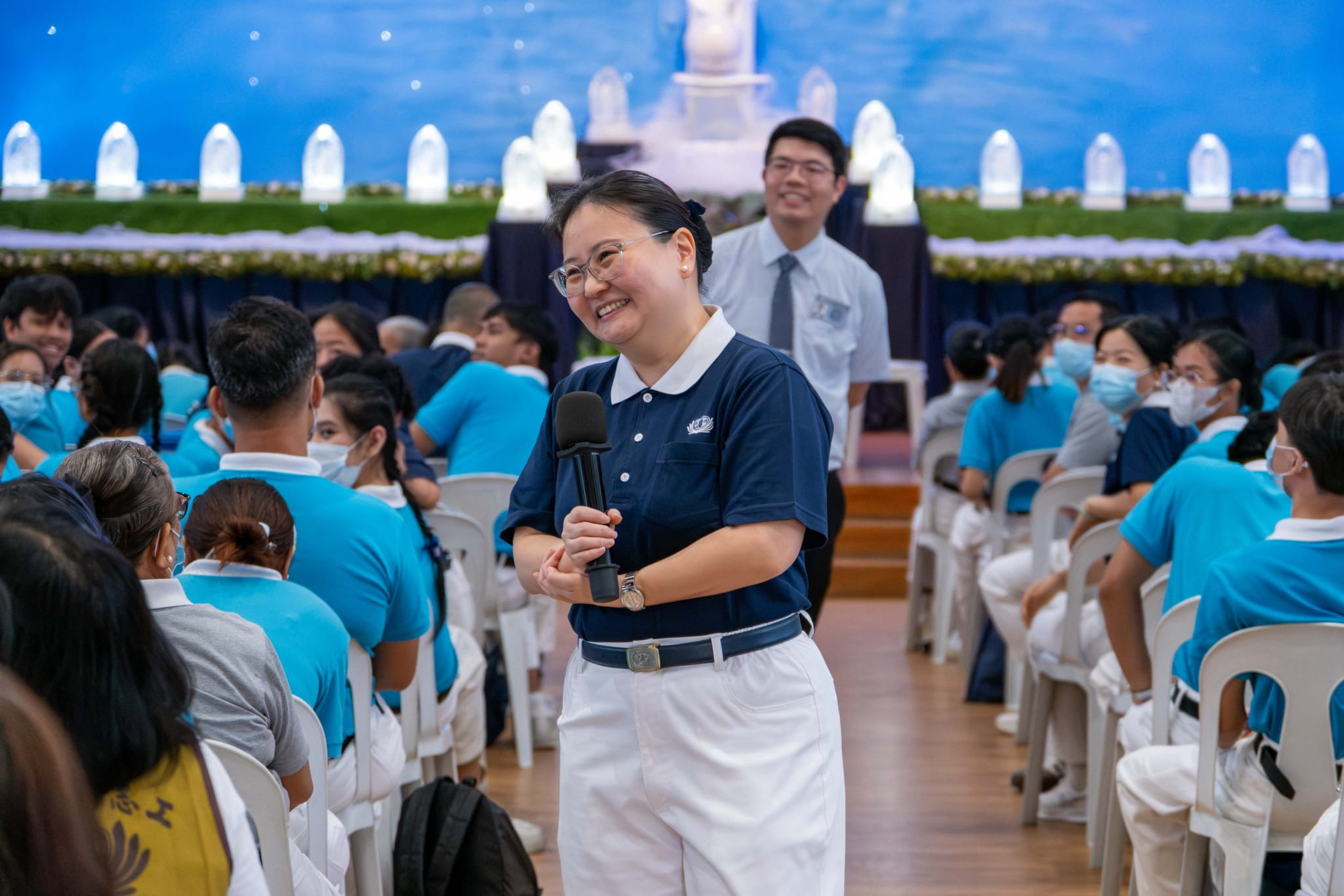 At the third Humanities Class on October 11, Tzu Chi volunteers Mayee Lee (foreground) and Kinlon Fan (background) led a lecture and demonstration of Tzu Chi etiquette. The class was held at the Jing Si Hall of Buddhist Tzu Chi Campus in Sta. Mesa, Manila, and live-streamed to Tzu Chi chapters in Pampanga, Bicol, Palo, Iloilo, Davao, and Zamboanga.