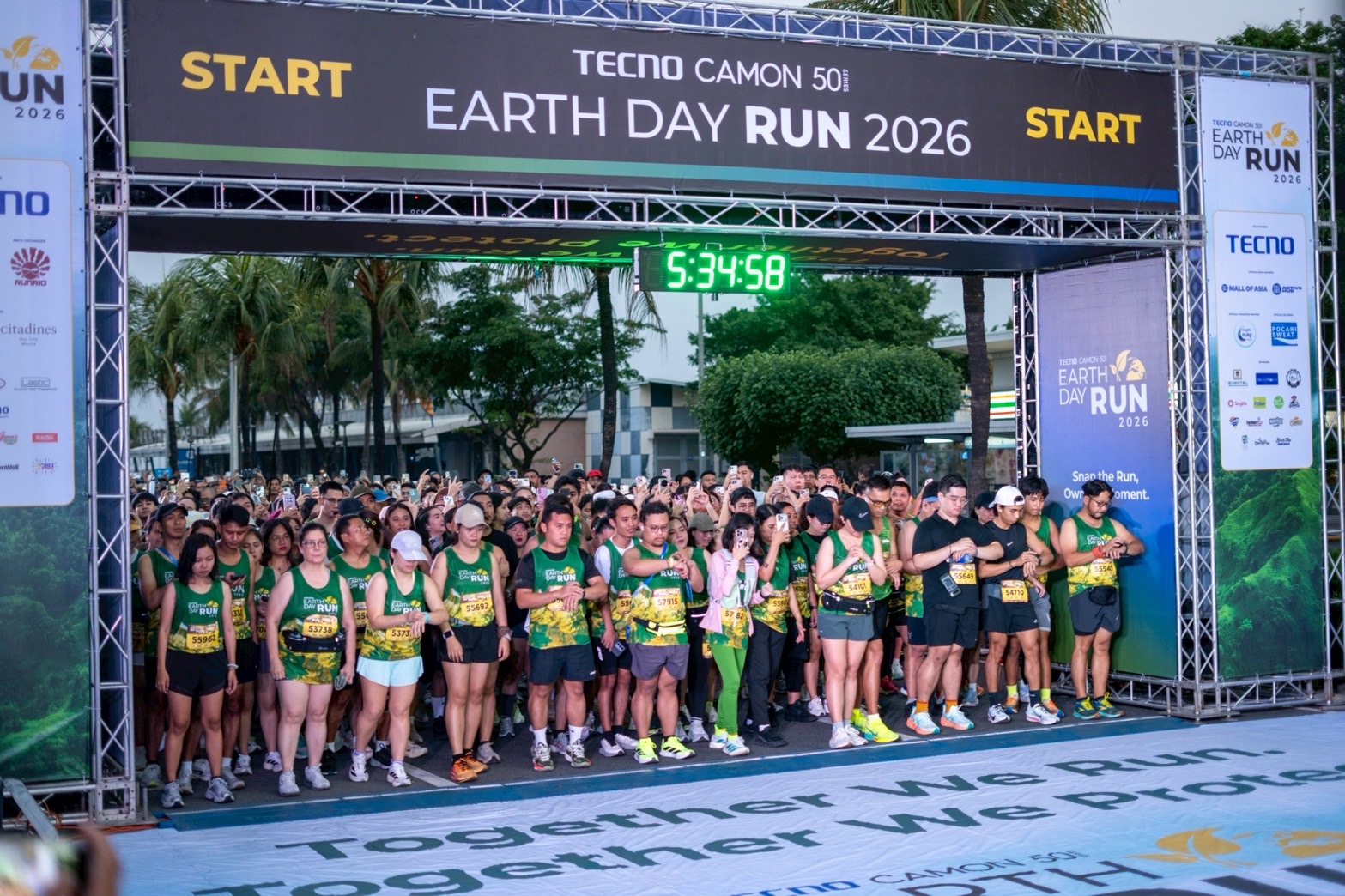A record 15,000-plus runners toe the line of the Manila leg of Runrio’s TECNO CAMON 50 Series Earth Day Run on April 19 at the SM Mall of Asia grounds. Tzu Chi served as the event’s advocacy partner for the third year. 