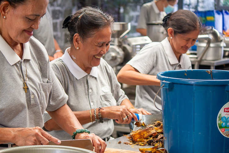 Tzu Chi volunteers begin the process of making eco-enzyme by carefully preparing and washing banana peels. 【Photo by Marella Saldonido】