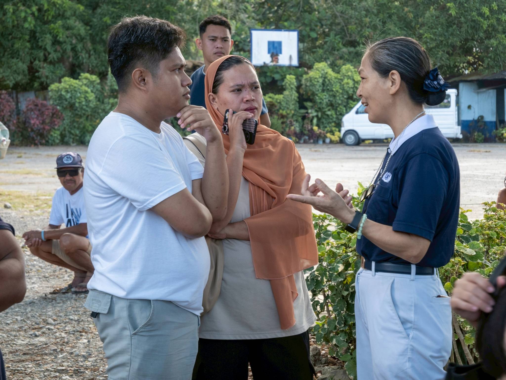Tzu Chi volunteer Susie Co (right) assists beneficiaries by accommodating their inquiries during the relief operations.