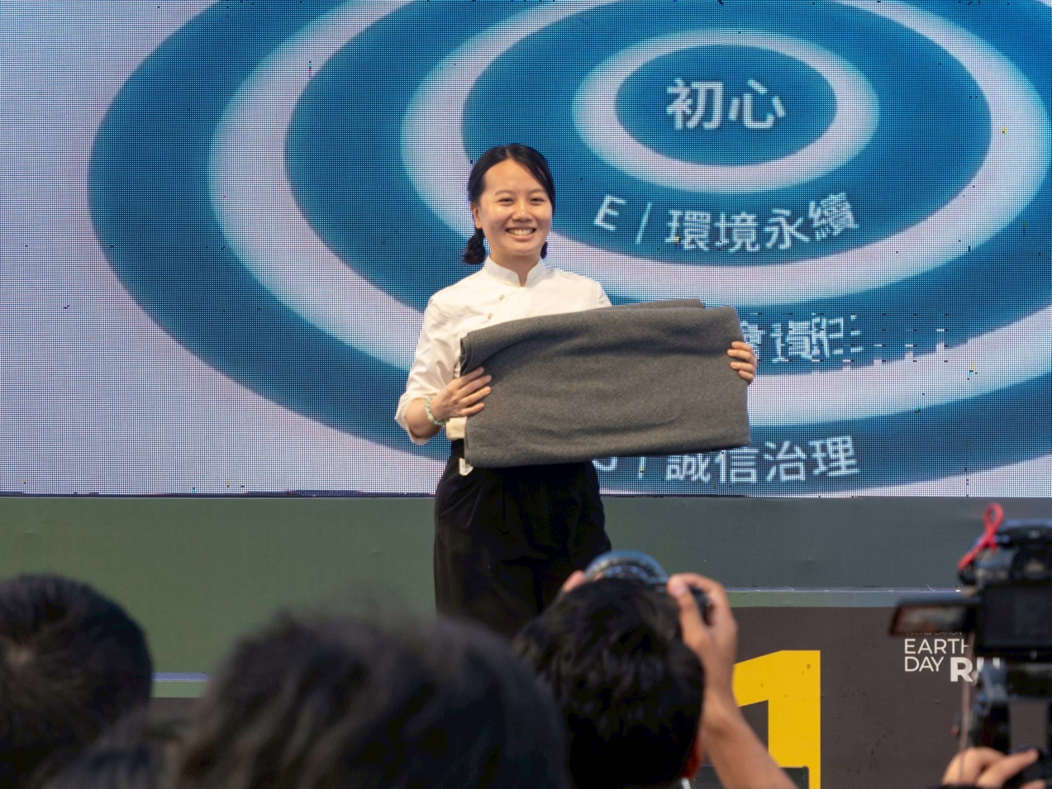 Like many DA.AI Technology products, this blanket is made out of material processed from single-use PET bottles. 
