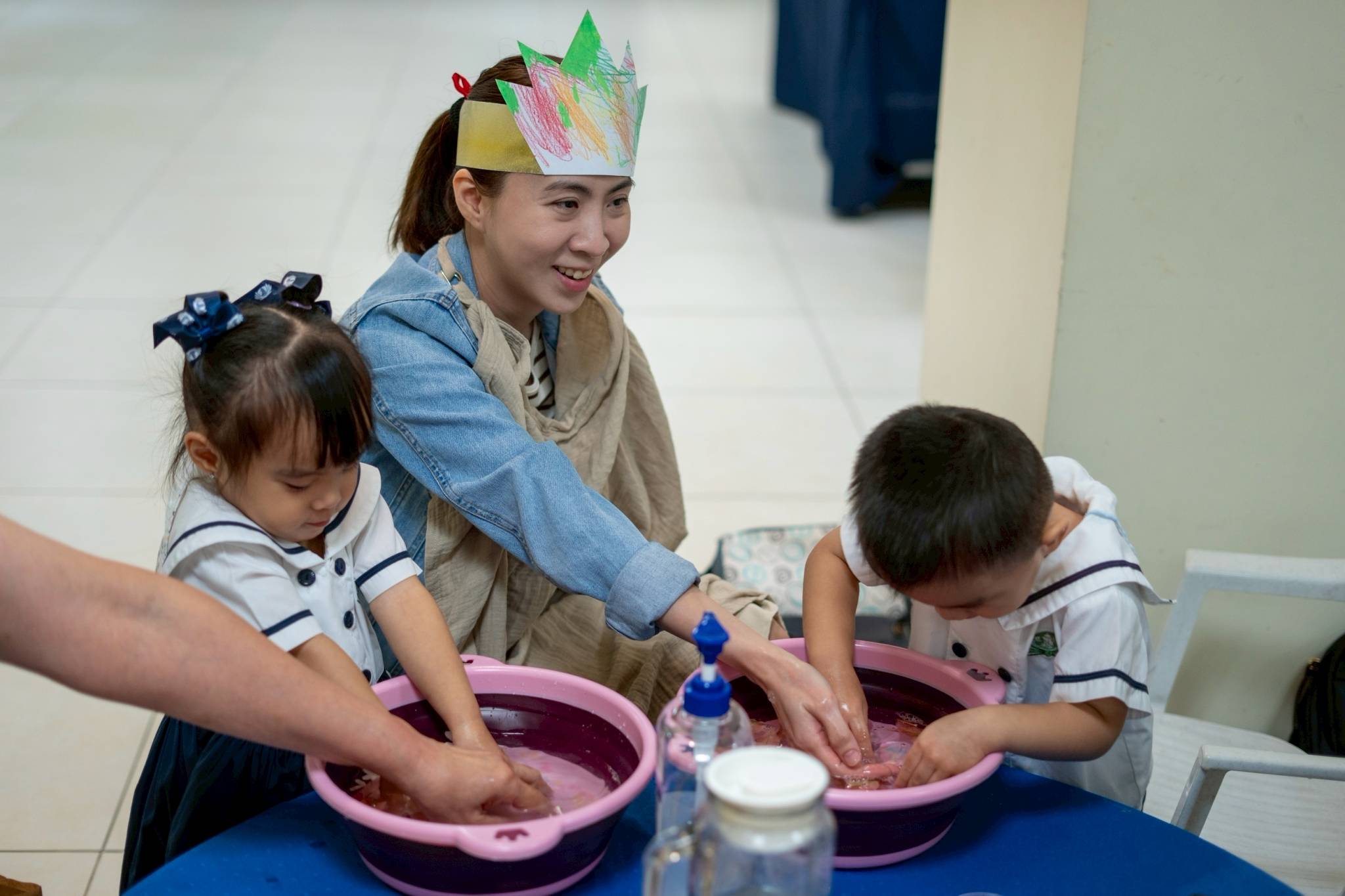 Twins Aiden and Cara made sure their mom, Abigail Siy, was pleased with their loving service. 