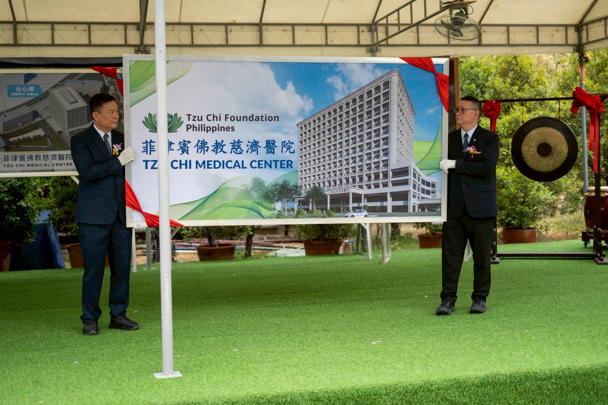 Tzu Chi Davao OIC Nelson Chua (left) and Tzu Chi Zamboanga OIC and Deputy CEO Dr. Anton Mari Lim present guests with a perspective of the Tzu Chi Medical Center. 