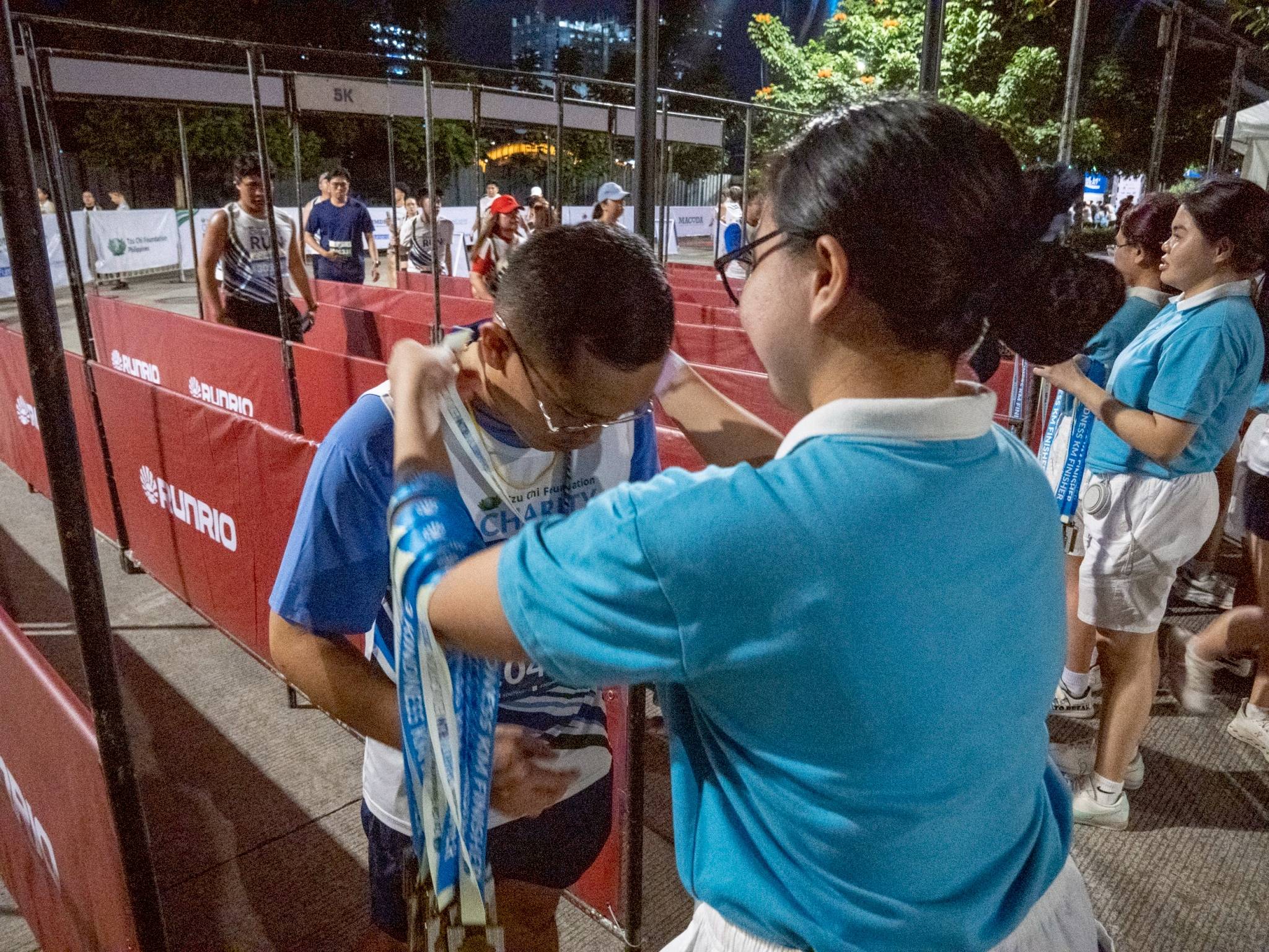 Tzu Chi scholars waited eagerly to award the medals to each finisher.