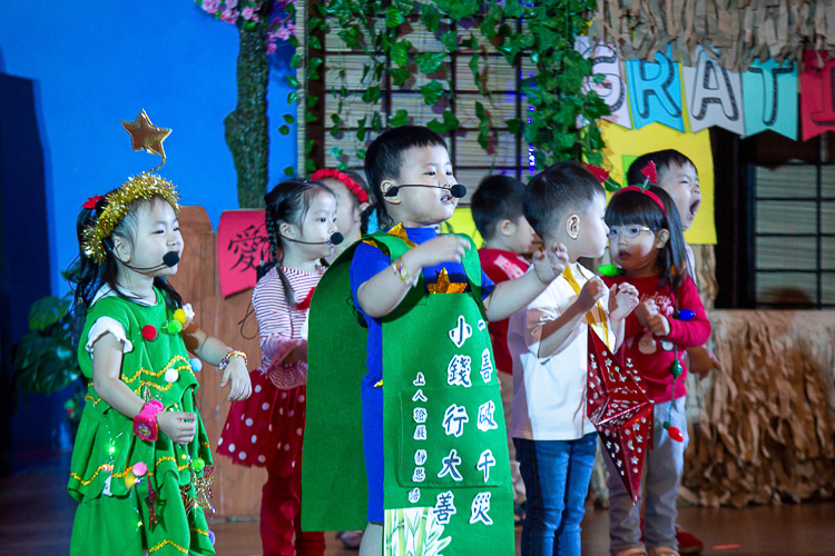 Nursery and pre-kindergarten students join forces in a role-playing and sign language performance on coin bank donations. 【Photo by Marella Saldonido】