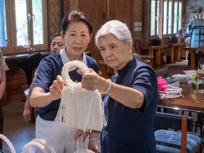 Tzu Chi Philippines’ first CEO Linda Chua (right), along with Deputy CEO Woon Ng, were pleased with the quality of the beadwork in each bag brought by the Mandaluyong CIW.