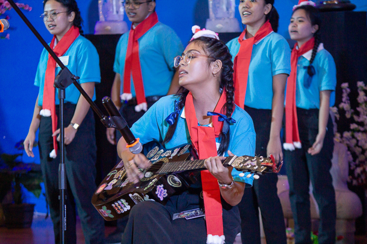 Tzu Chi scholars from the Technological University of the Philippines (TUP) at the Christmas Carol Contest【Photo by Marella Saldonido】