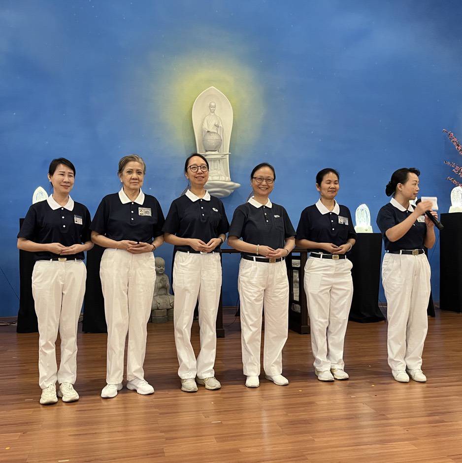 How to be models of diligence: “A stern appearance can show a sense of distance, but a Tzu Chi smile can make you approachable and warm. Not talking in class and not looking at your phone are ways to show mutual respect.”