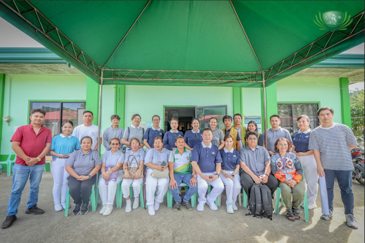 Tzu Chi Davao volunteers, Family Eye Care staff, and members of the Kapalong community gather for a group photo.