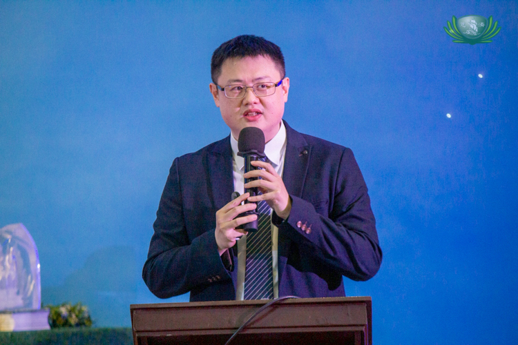 Dr. Jhong-Kuei Chen, attending physician of Hualien Tzu Chi Hospital’s Department of Traditional Chinese Medicine, gave the talk “Analysis of diabetes from Chinese and Western medical perspectives, evidence-based research, lifestyle management, and integrative medicine” at the Jing Si Hall of Buddhist Tzu Chi Campus, Sta. Mesa, Manila, on the evening of September 19.