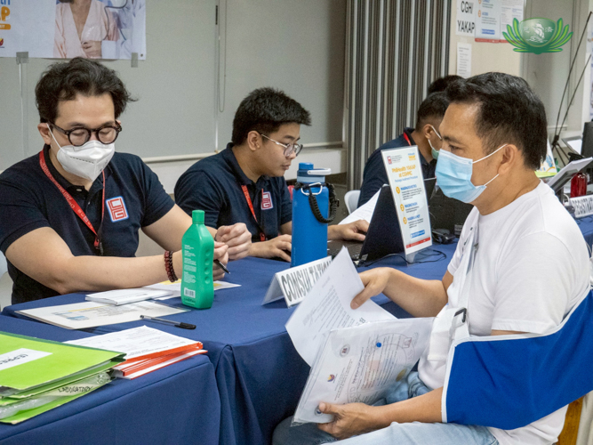 Richard Lumbera (in sling), who underwent costly open-heart surgery to replace two heart valves in August 2022, and the placement of an Implantable Cardioverter-Defibrillator in September 2025, all through the generosity of Tzu Chi, avails of YAKAP benefits from CGHMC’s Dr. Dr. Bryan Ong Kian Koc. “PhilHealth has shifted from an institution that caters to treatment, it has shifted to preventing diseases,” says Dr. Ong Kian Koc.