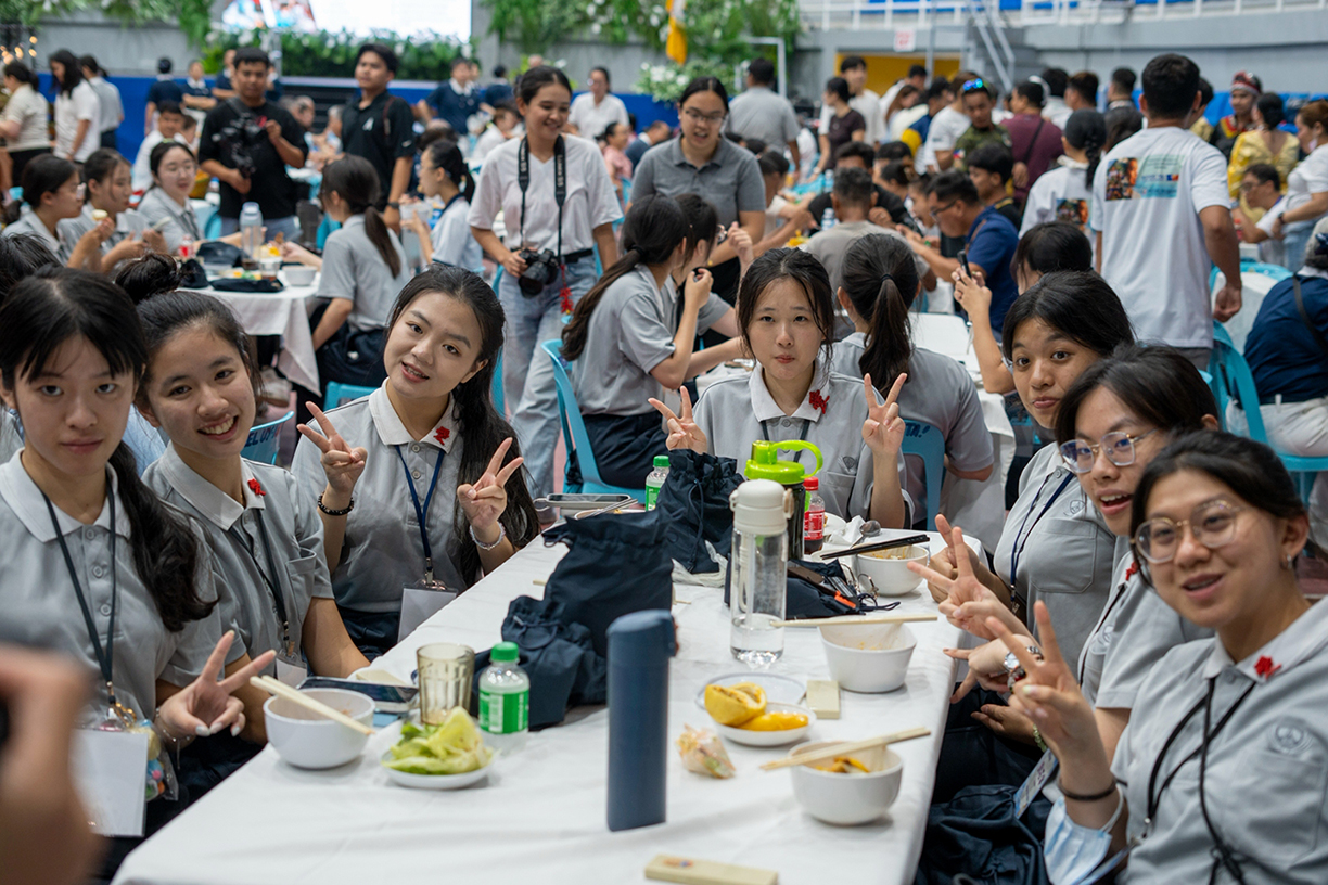 Filled with great stories to share, Tzu Chi University students gather over a hearty vegetarian buffet dinner.