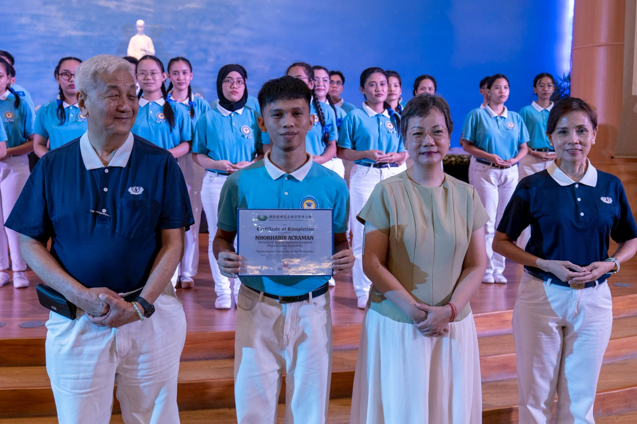 At the recent 2026 Tzu Chi Scholars’ Camp, Nhorhabib Acraman (second from left) receives his graduating scholars’ certificate from Tzu Chi Philippines CEO Henry Yuñez, Abigail See of the John and Mary Kaw Charitable Foundation, Inc., and Tzu Chi Davao Deputy OIC Mei Yuen.