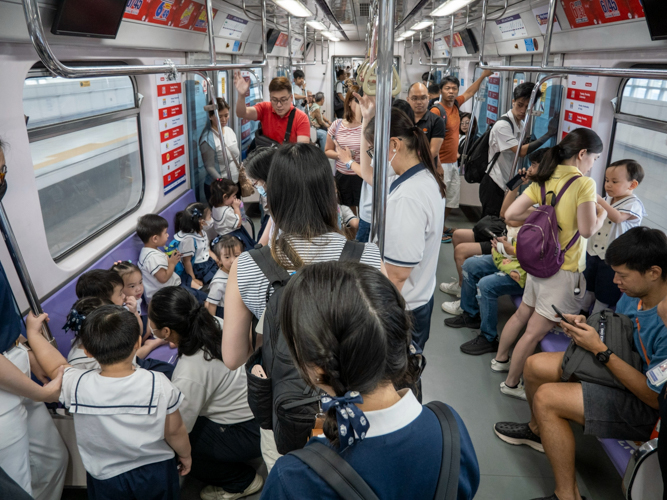 A full view of LRT passengers including Tzu Chi preschoolers, teachers, parents or guardians, and a volunteer during the educational ride from Santolan Station to Antipolo Station.