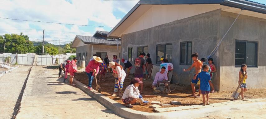 Despite the sweltering heat and holiday, Palo beneficiaries spend their Black Saturday placing tiles on the sidewalks of Tzu Chi Great Love Village.