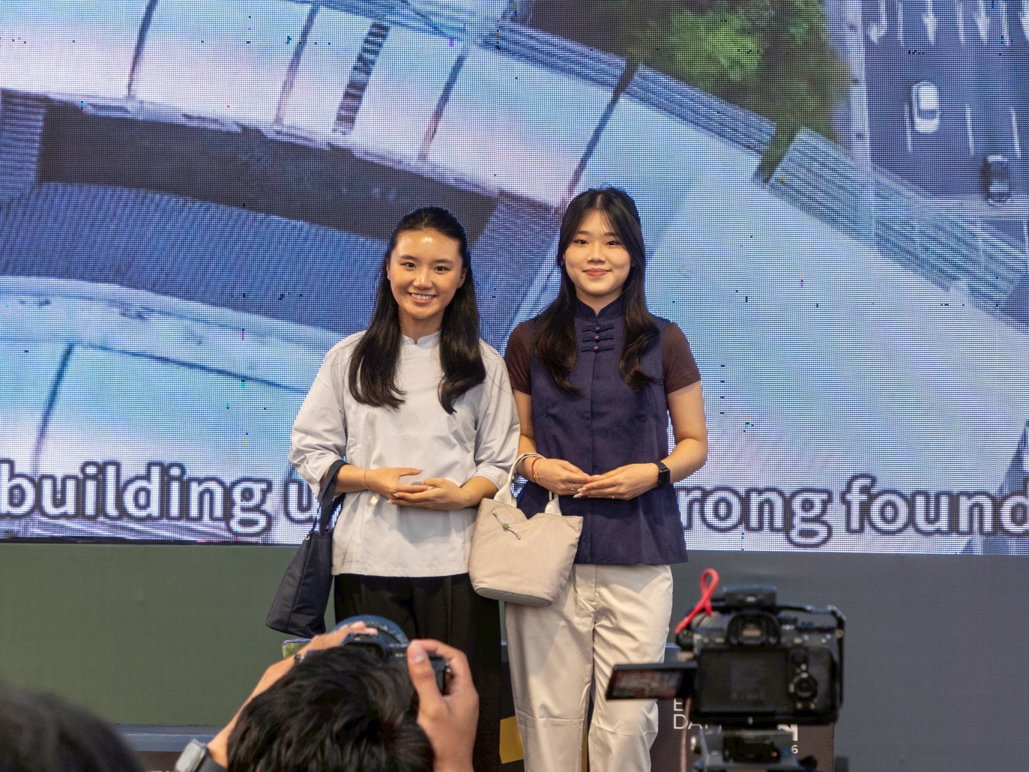 DA.AI Technology’s fabrics are so versatile, they can be converted into anything: from thick blankets to delicate blouses and purses. 