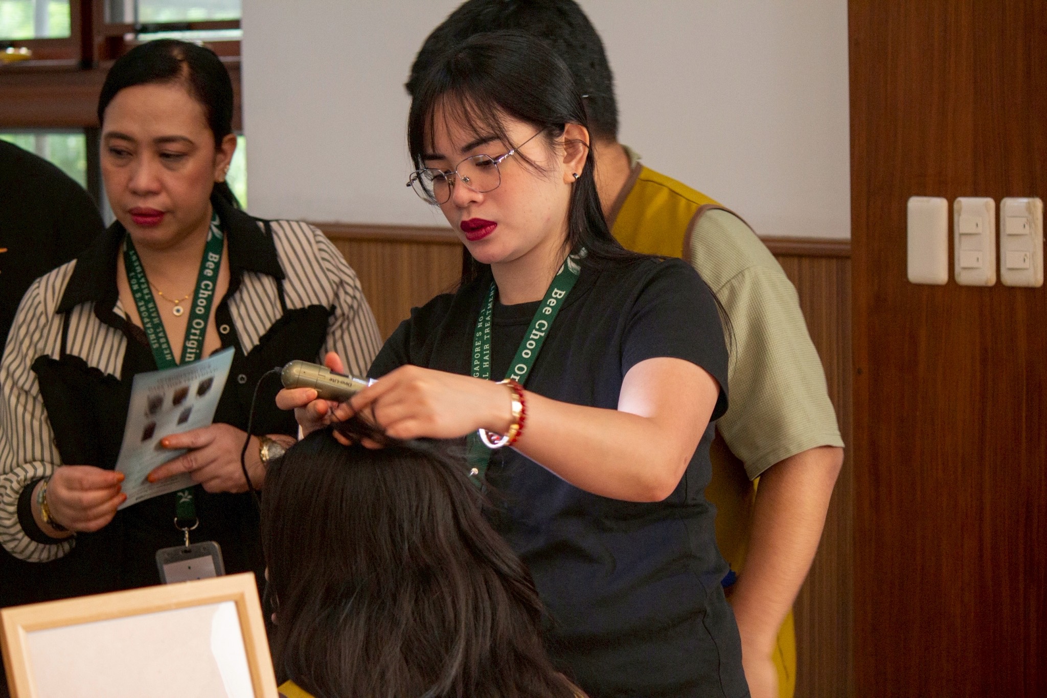 Free scalp analysis was offered to Tzu Chi bazaar visitors.
