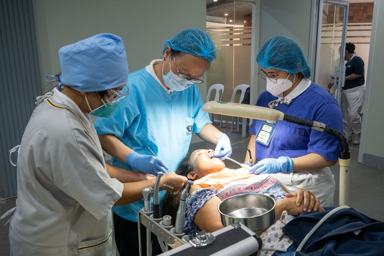 Teamwork allows for a faster and more comfortable tooth filling procedure for patients.