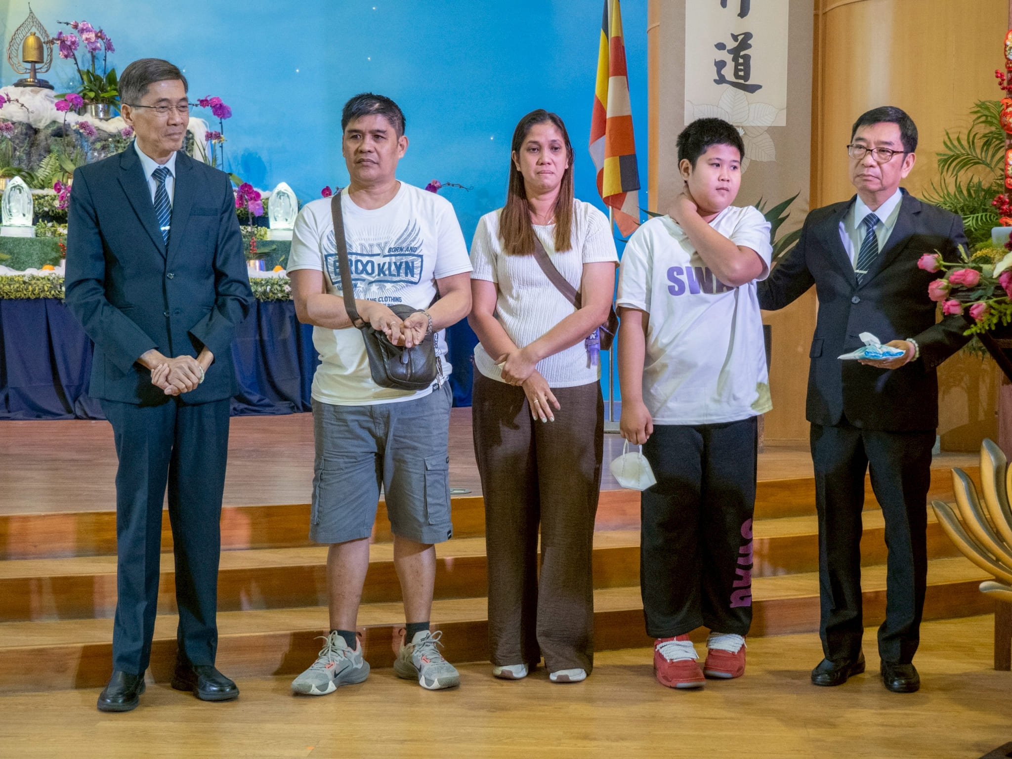 Flanked by Tzu Chi volunteers Johnny Cheng (left) and Paquito Ngo (right) and accompanied by his wife and son, Elmer Juampit showed much improvement after a 2023 brain surgery and stereotactic radiosurgery sponsored by Tzu Chi’s Charity Department. 