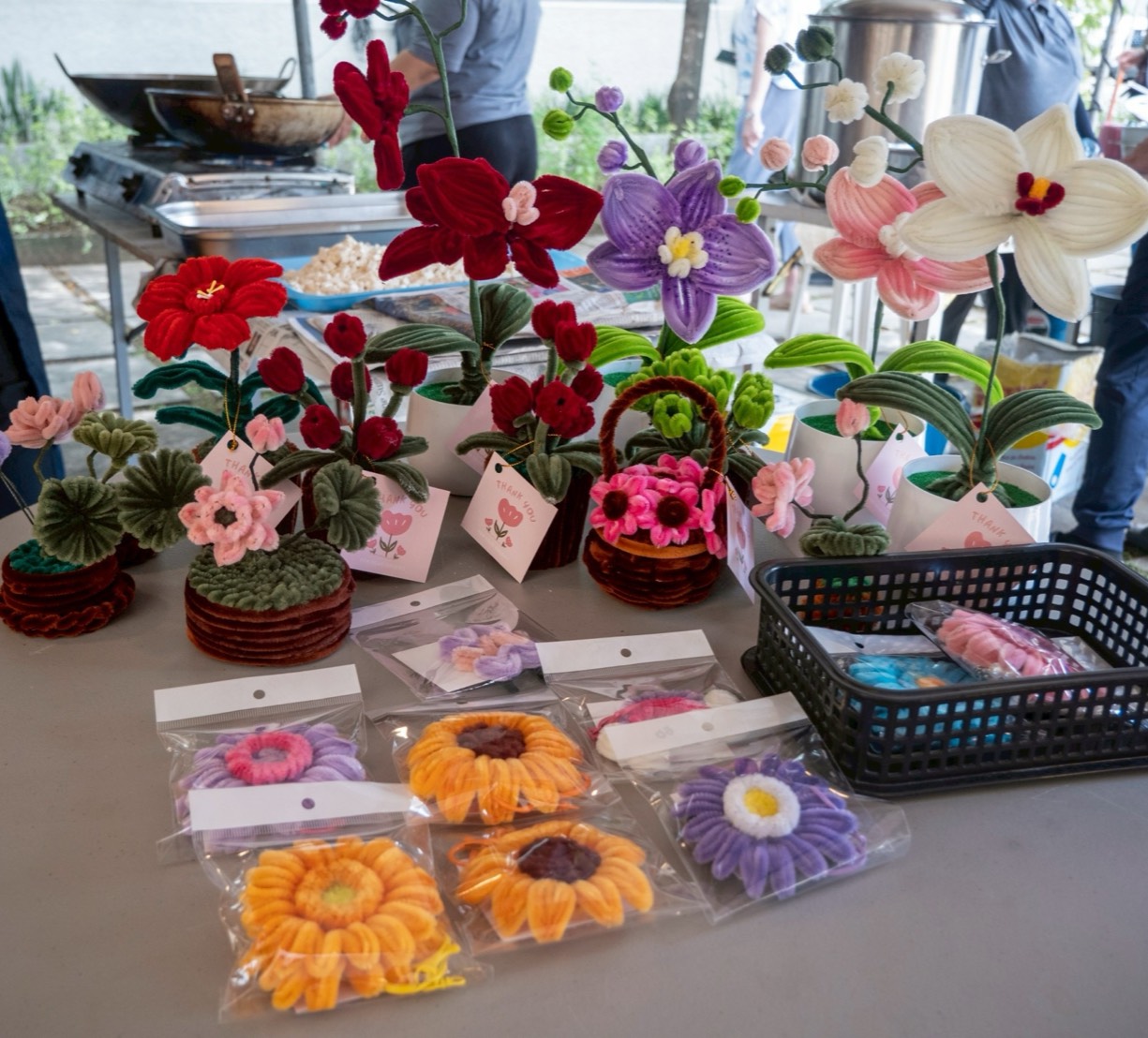 Made of colorful fuzzy pipe cleaners, these floral décor and keychains are the result of a hobby Tzu Chi Charity Department staffers Julie Collado and Jackielyn Raper picked up from TikTok.