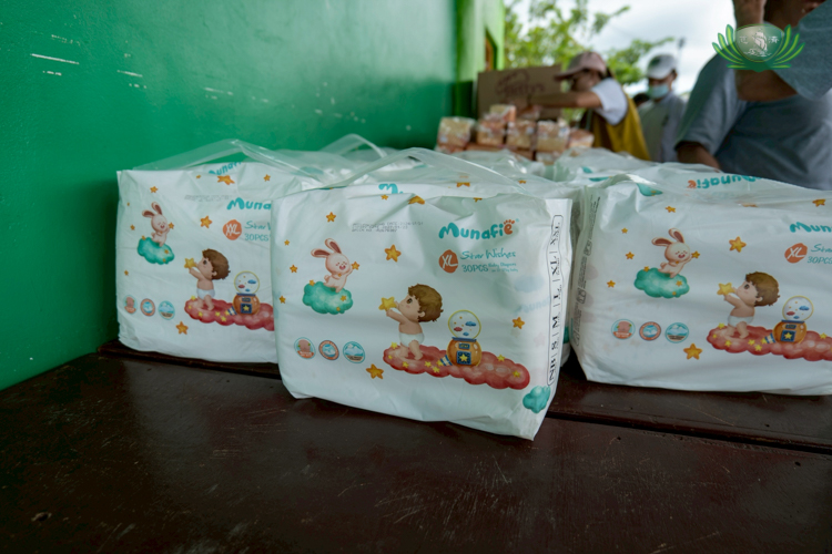 Diapers were also distributed to parents with little children during the relief.