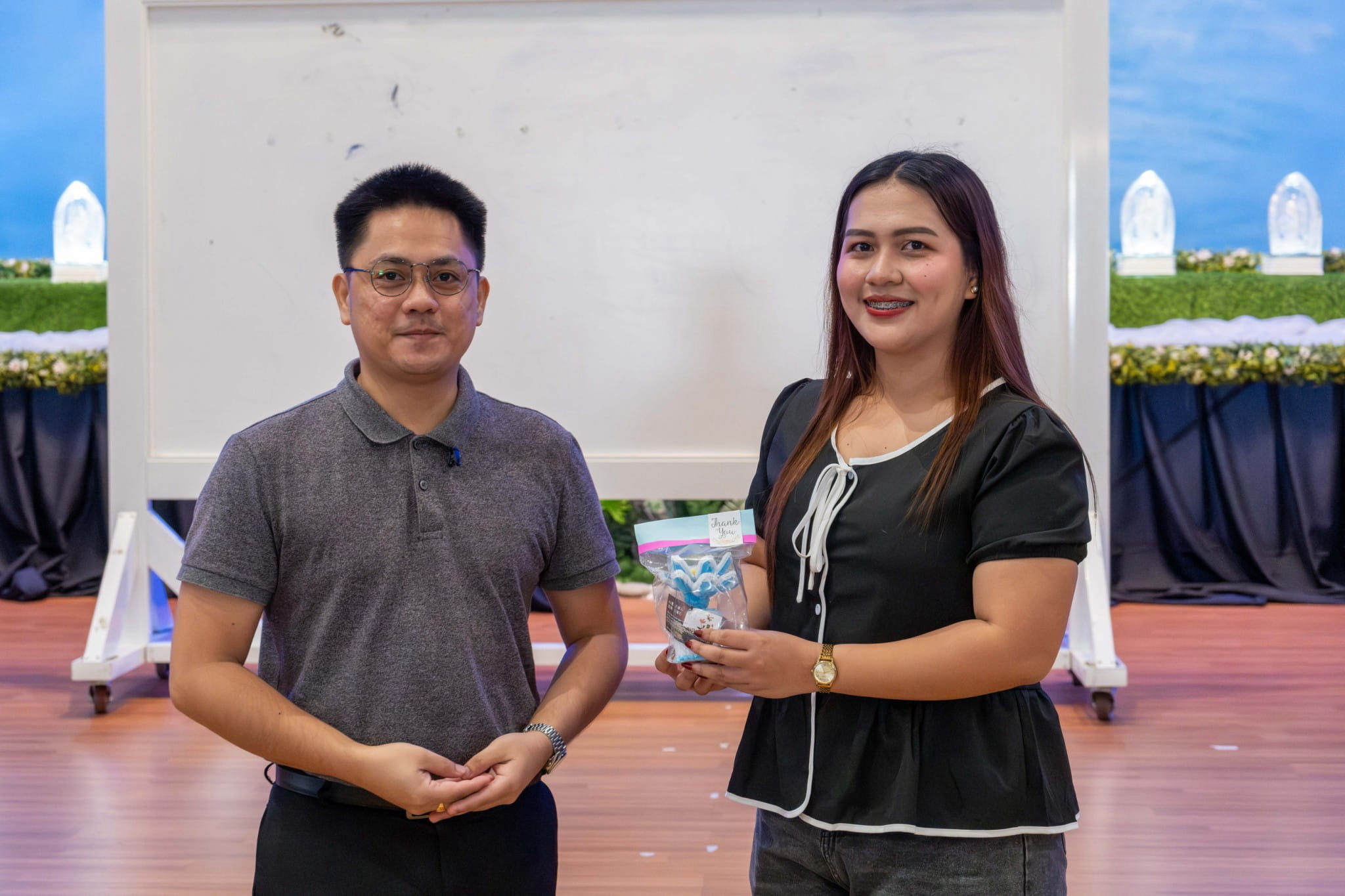 Following her inspirational talk, Tzu Chi scholar alumnae and former Charity Department social worker Daniella Macogue (right) receives a token of appreciation from Tzu Chi Charity Department Head Mine Heart Tantoy.