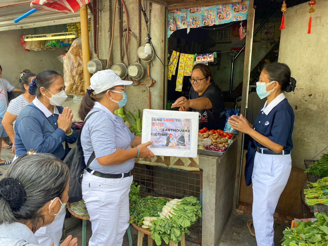 A vegetable seller donates money for Tzu Chi’s relief efforts for Turkey and Syria. 【Photo by Matt Serrano】