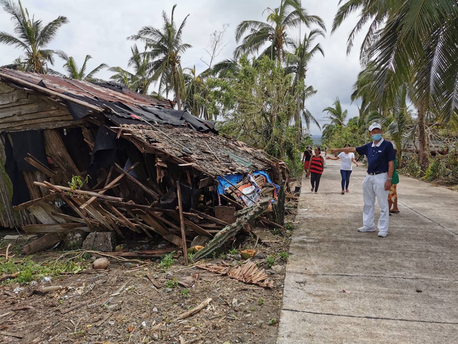 Tzu Chi volunteers visit areas affected by Typhoon Karding in Dingalan, Aurora