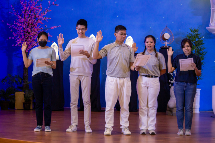 (From left) Jeng de Dios, Bert Szenier Ong, Jamil Carvajal, Ma. Angella Chua, and Mary Rosedy Detasyon “Dhy” Antigua recite the pledge of allegiance to Tzu Chi Foundation as its alumni.【Photo by Marella Saldonido】